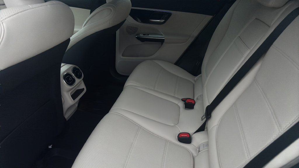Used 2025 Mercedes-Benz GLC 350e 4MATIC image 7