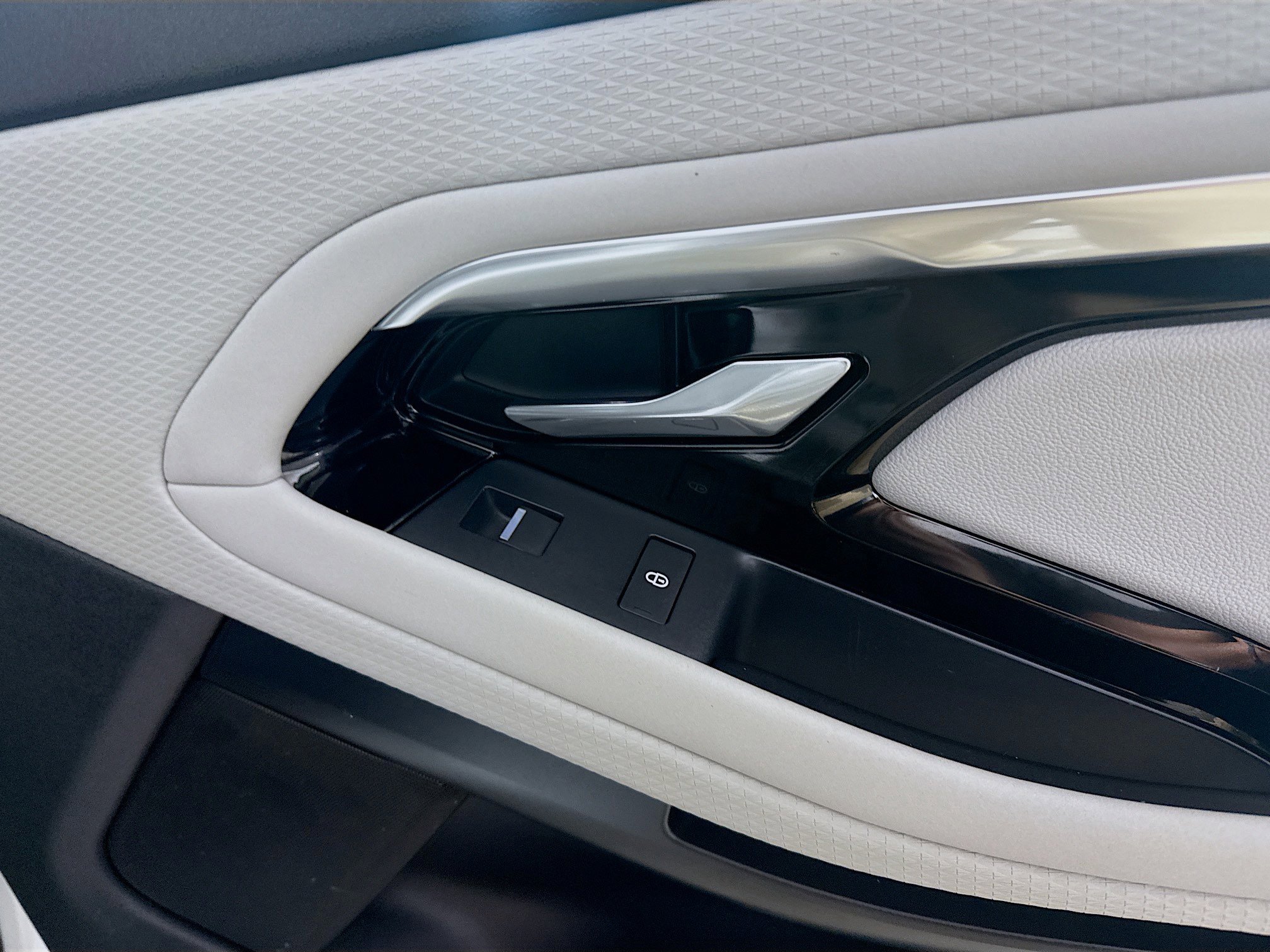 Used 2020 Land Rover Range Rover Evoque R-Dynamic S image 30