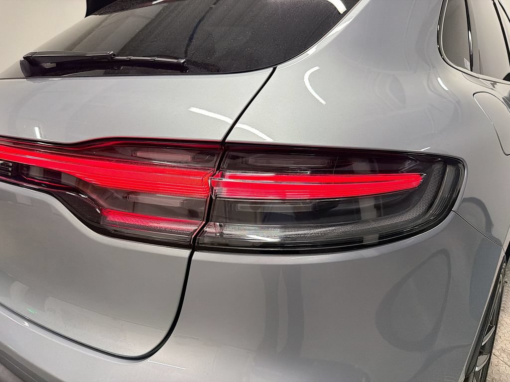 Certified 2025 Porsche Macan AWD/4WD image 33
