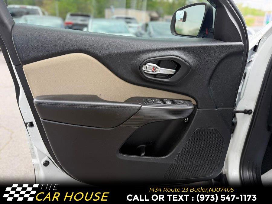 Used 2017 Jeep Cherokee Latitude w/ Comfort & Sound Group AWD/4WD image 14