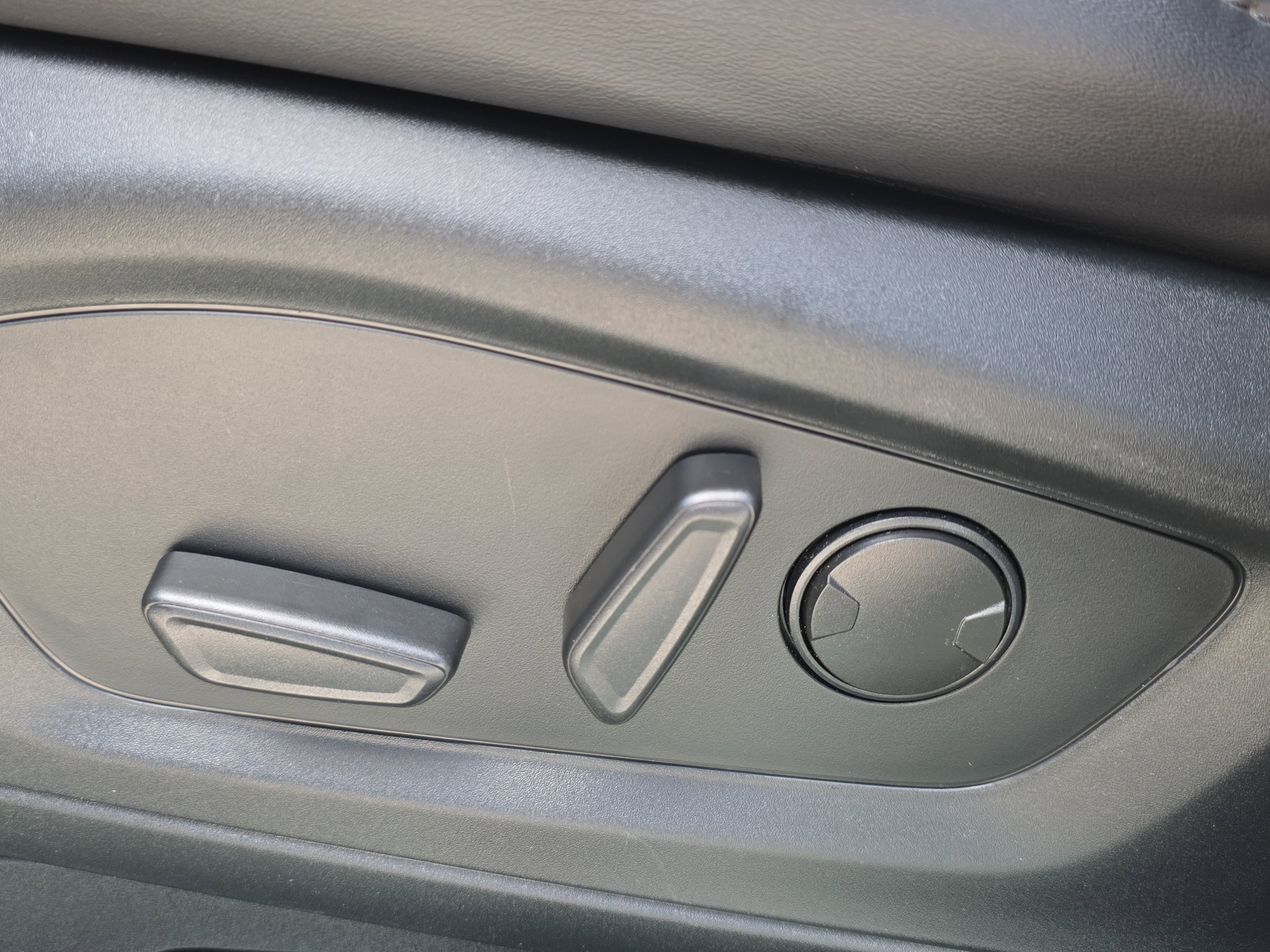 Used 2022 Ford Explorer XLT w/ Equipment Group 202A RWD image 23