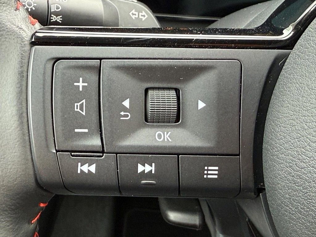 Used 2025 Nissan Kicks SR image 12