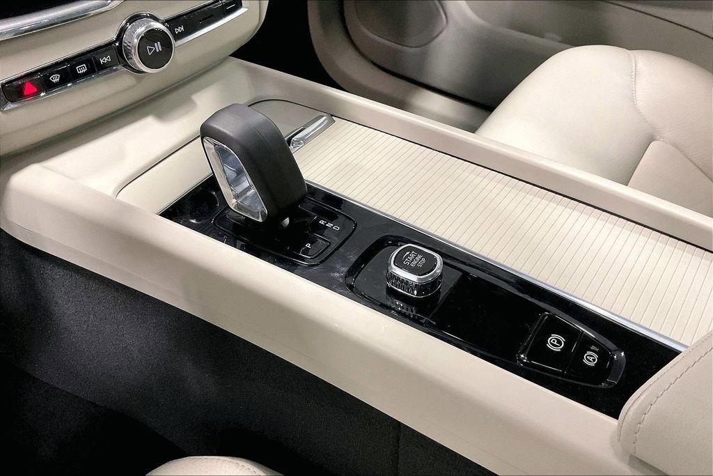 Used 2024 Volvo XC60 B5 Core w/ Protection Package Premier AWD/4WD image 18