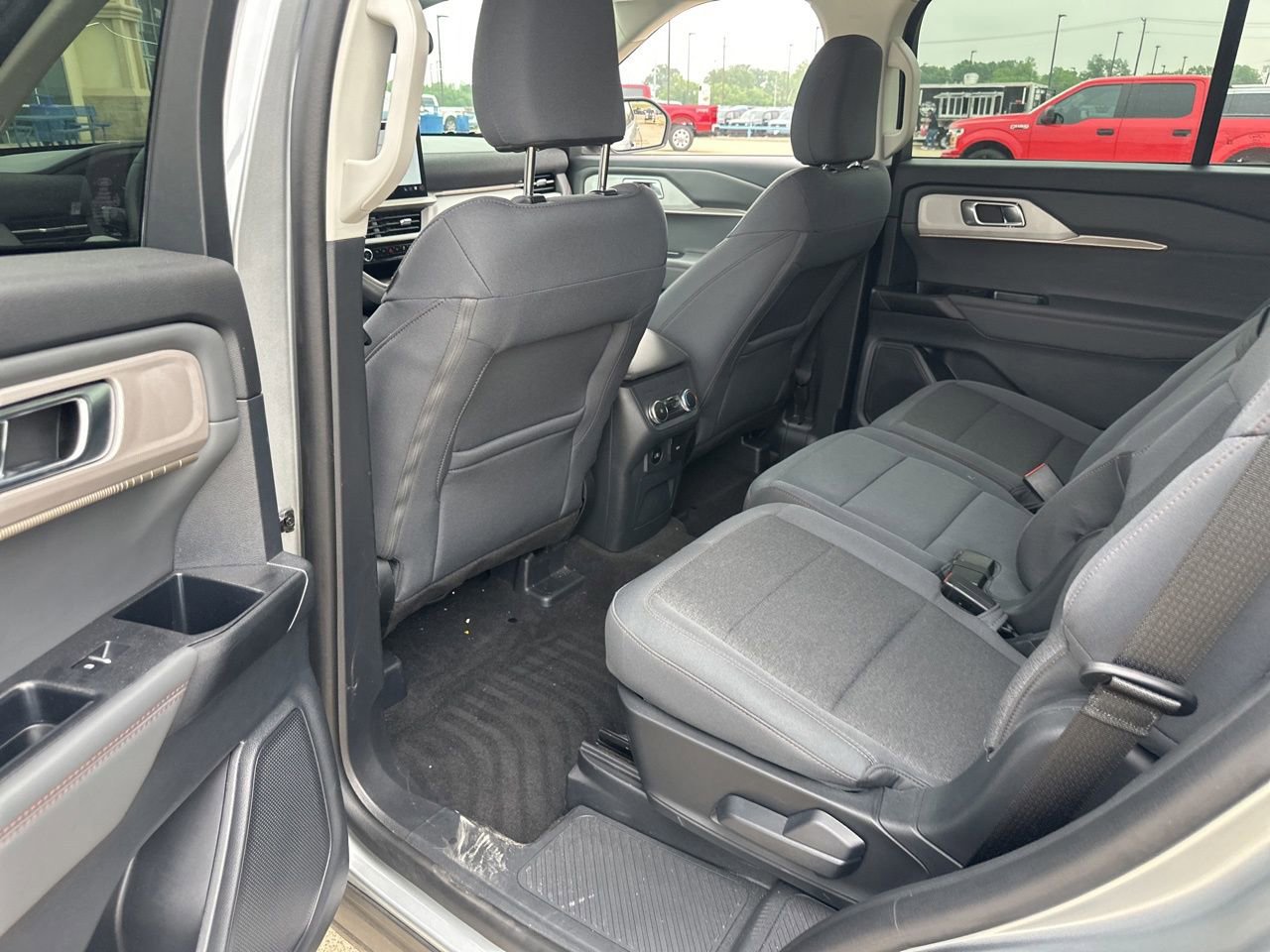 Used 2025 Ford Explorer Active RWD image 12