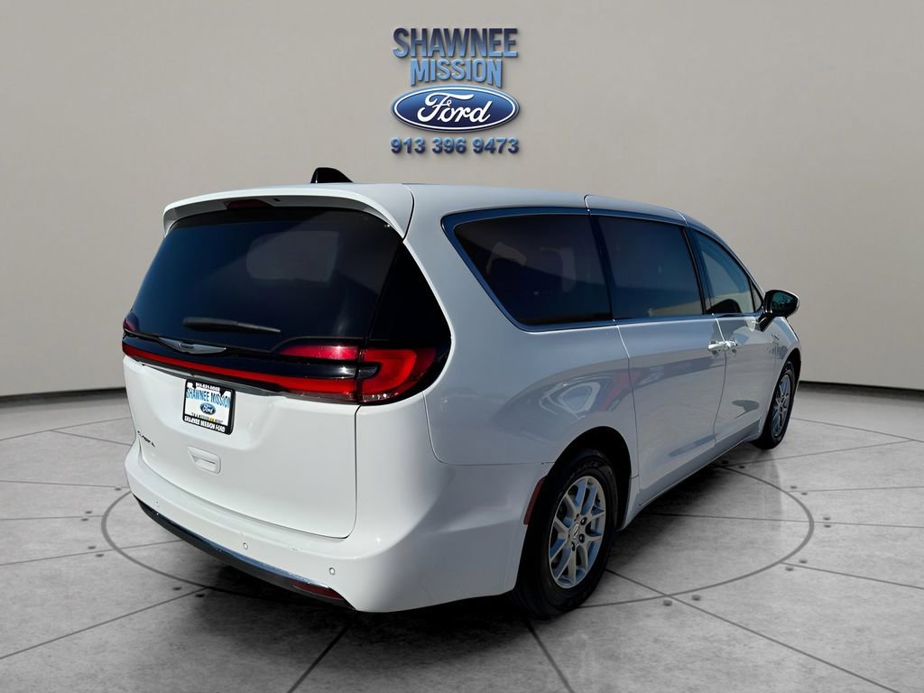 Used 2023 Chrysler Pacifica Touring-L image 6
