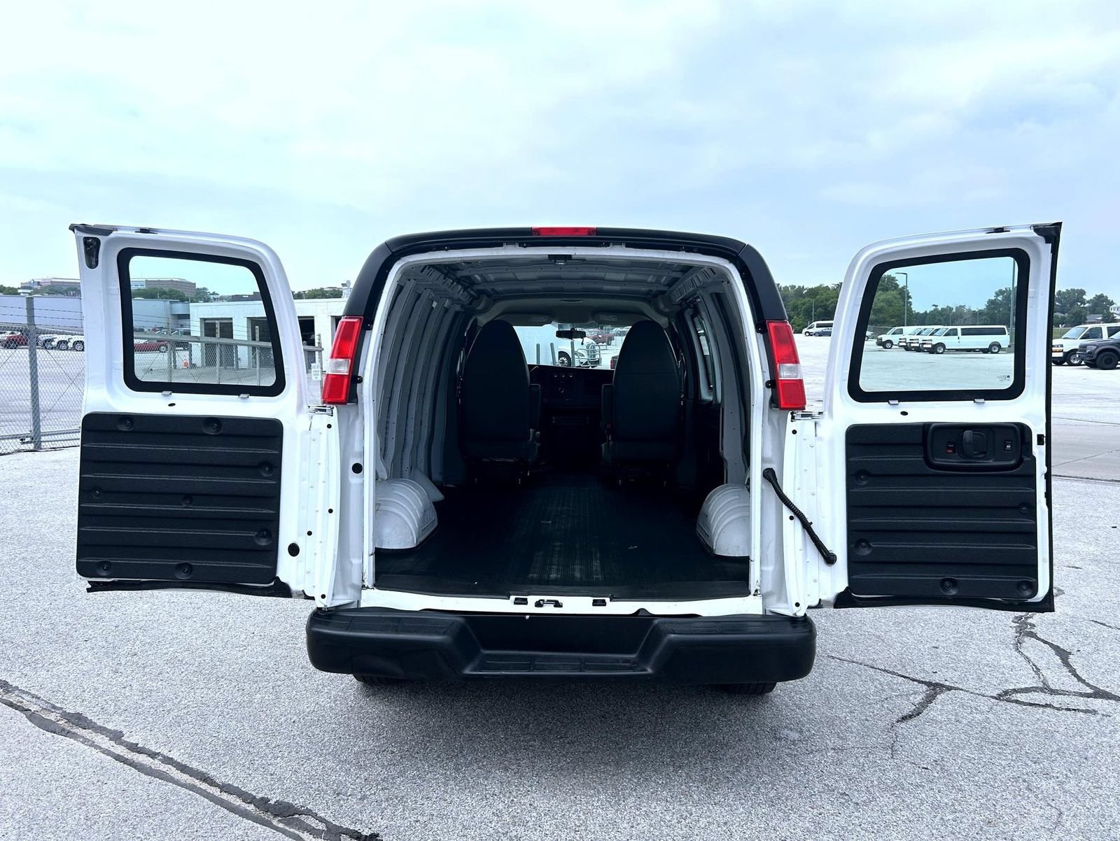 Used 2014 Chevrolet Express 1500 RWD image 25