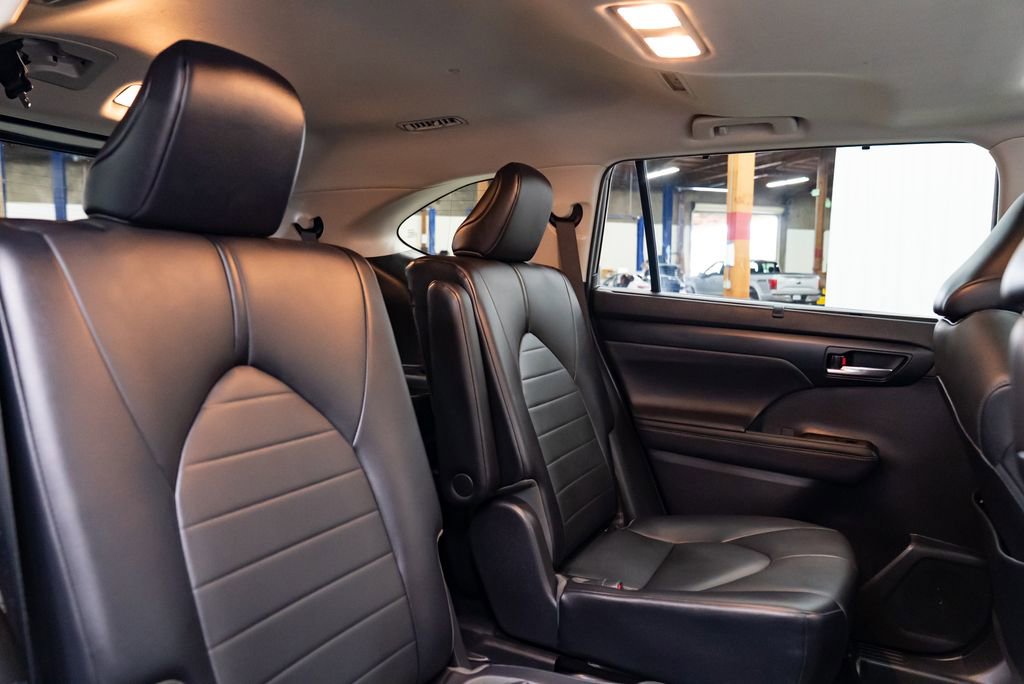 Used 2021 Toyota Highlander XLE image 24