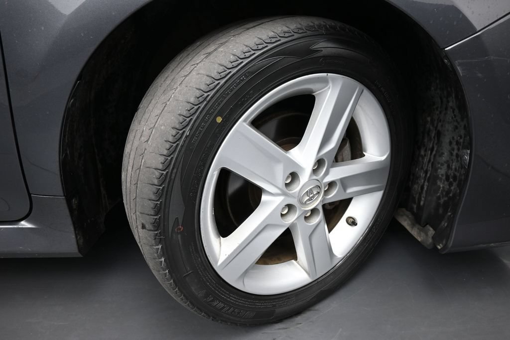 Used 2014 Toyota Camry SE w/ Moonroof Package FWD image 35
