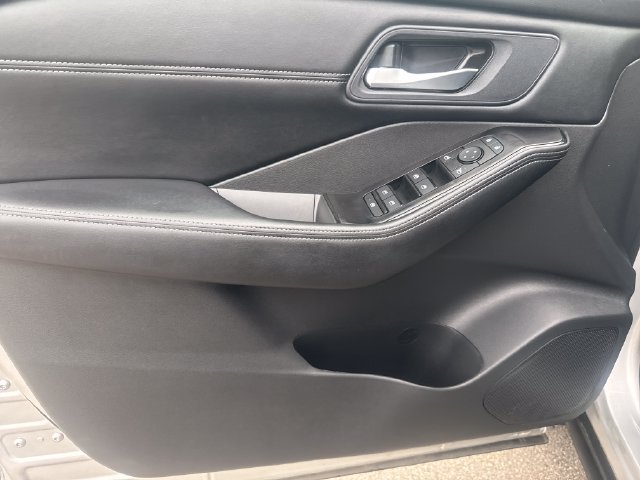 Used 2025 Nissan Rogue SV w/ SV Premium Package FWD image 10