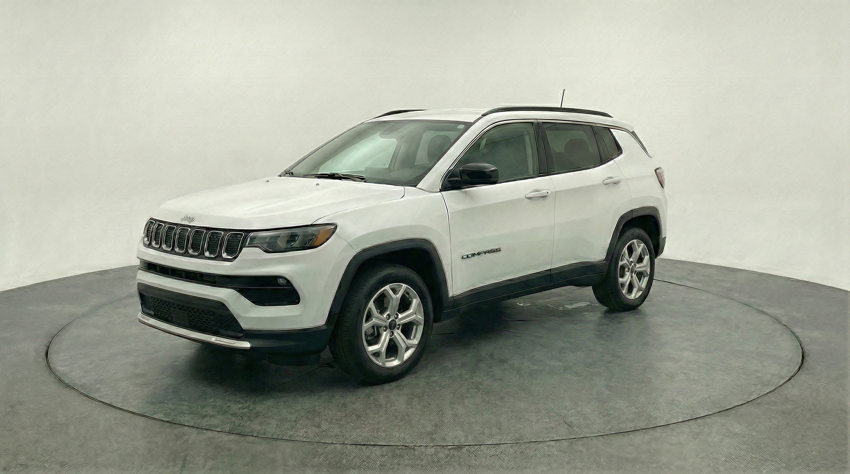 Used 2025 Jeep Compass Latitude image 3