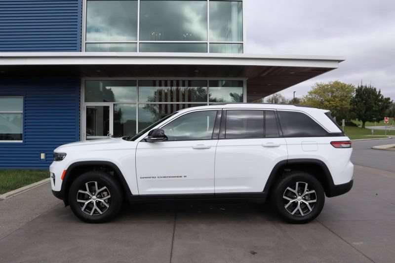 Used 2023 Jeep Grand Cherokee Limited AWD/4WD image 5