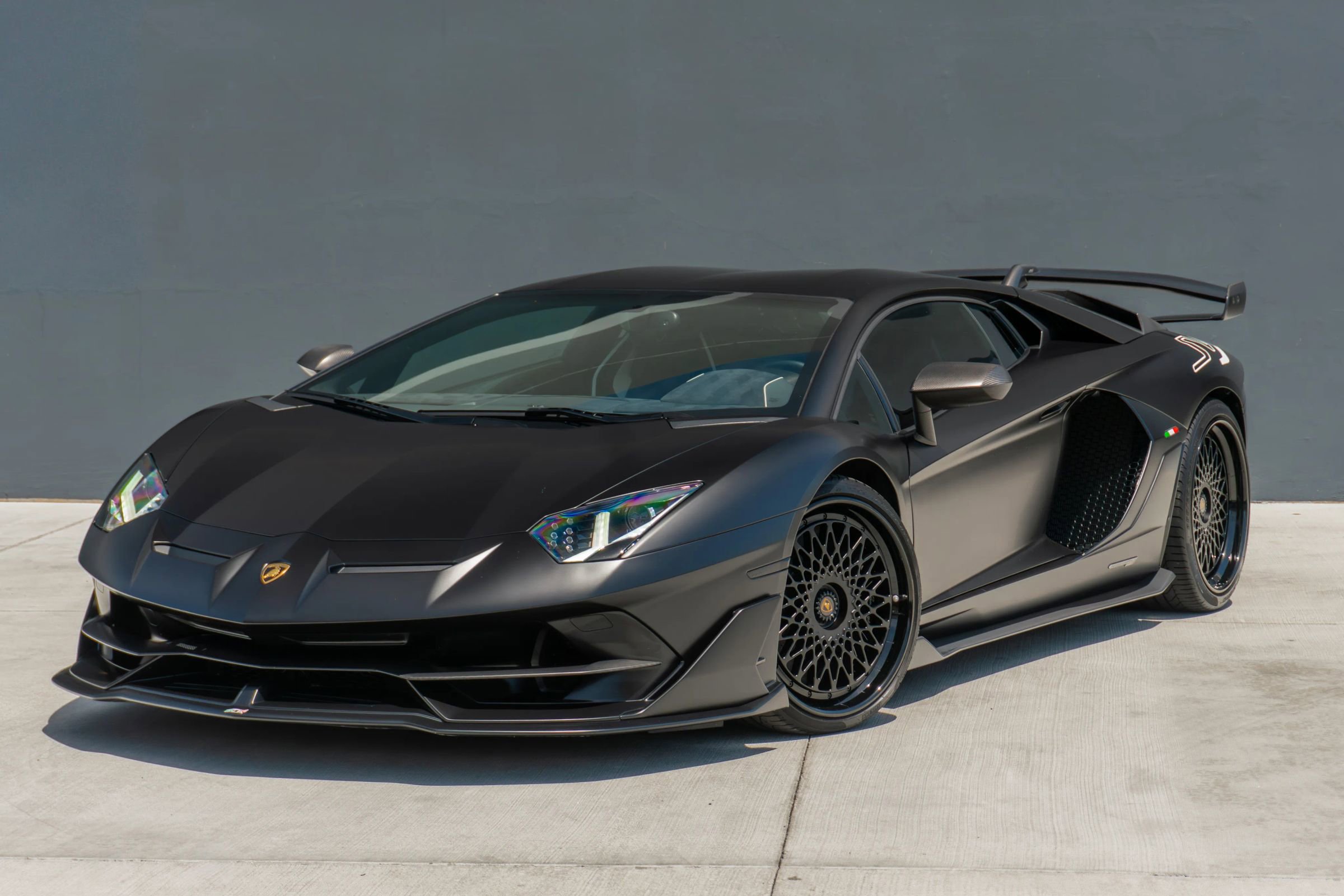 Used 2019 Lamborghini Aventador SVJ AWD/4WD image 3