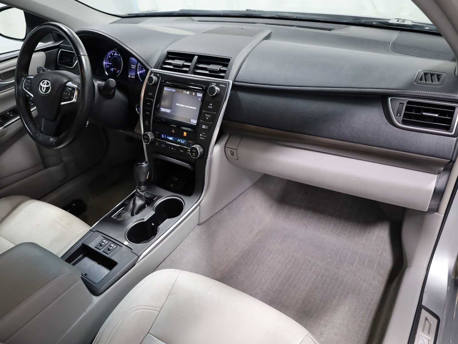 Used 2017 Toyota Camry XLE w/ Moonroof Package FWD image 6