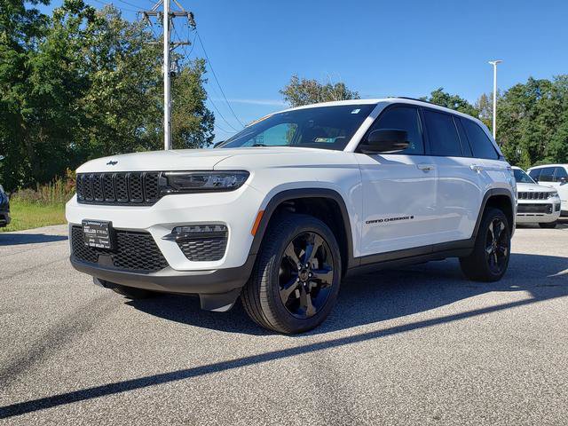 Used 2025 Jeep Grand Cherokee Limited w/ Black Appearance Package AWD/4WD image 8