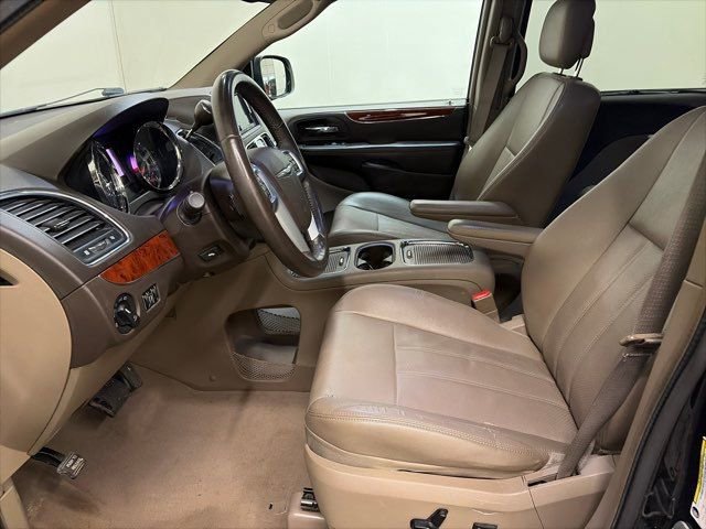Used 2013 Chrysler Town & Country Touring-L w/ Driver Convenience Group FWD image 17