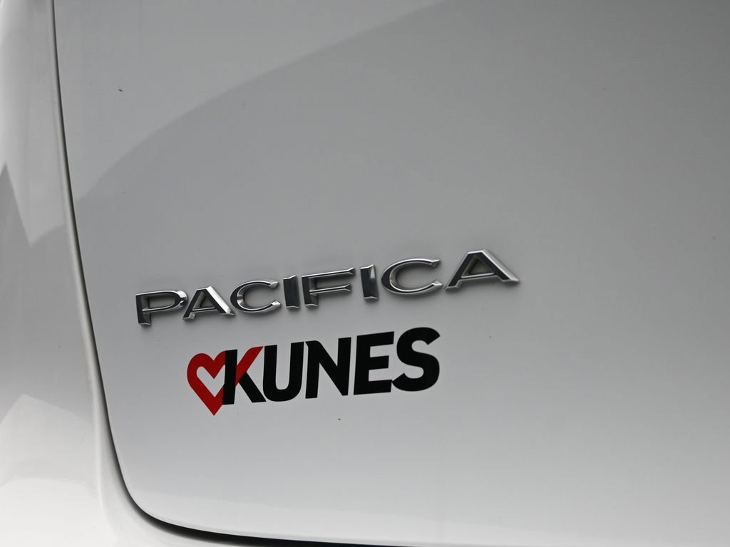 Used 2024 Chrysler Pacifica Touring-L image 33