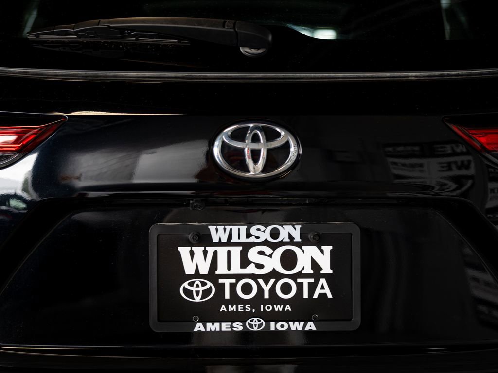 Used 2023 Toyota Highlander XLE AWD/4WD image 6