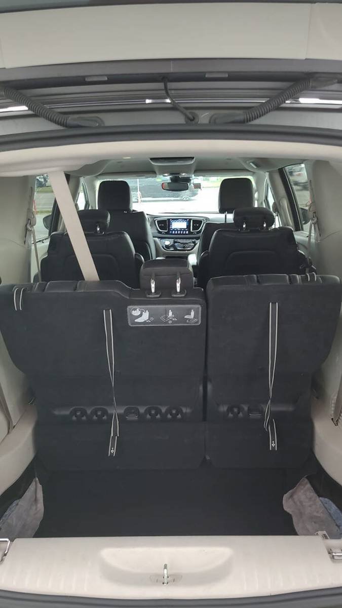 Used 2020 Chrysler Pacifica Touring-L w/ Advanced Safetytec Group FWD image 4