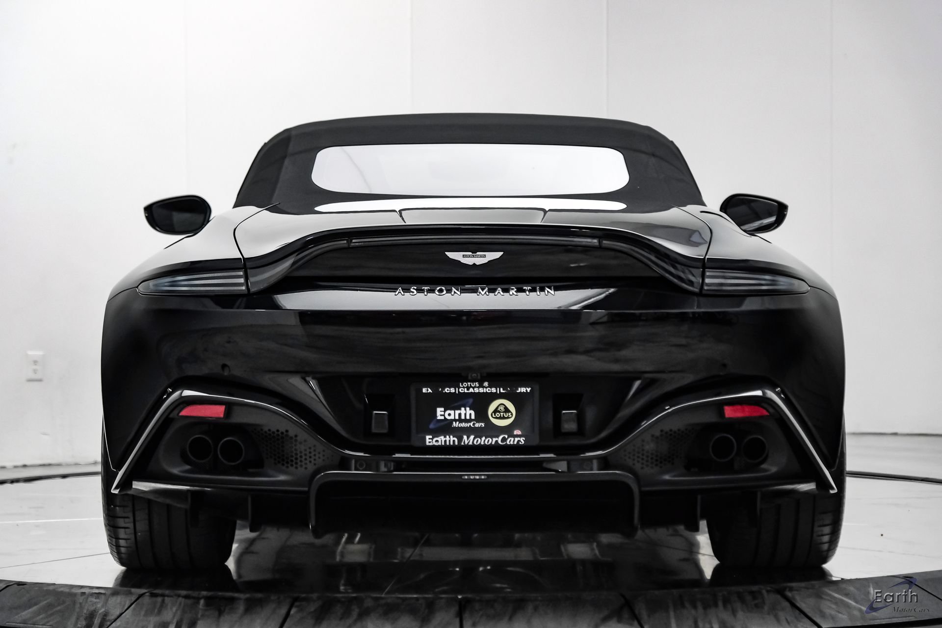 Used 2022 Aston Martin V8 Vantage Roadster RWD image 16