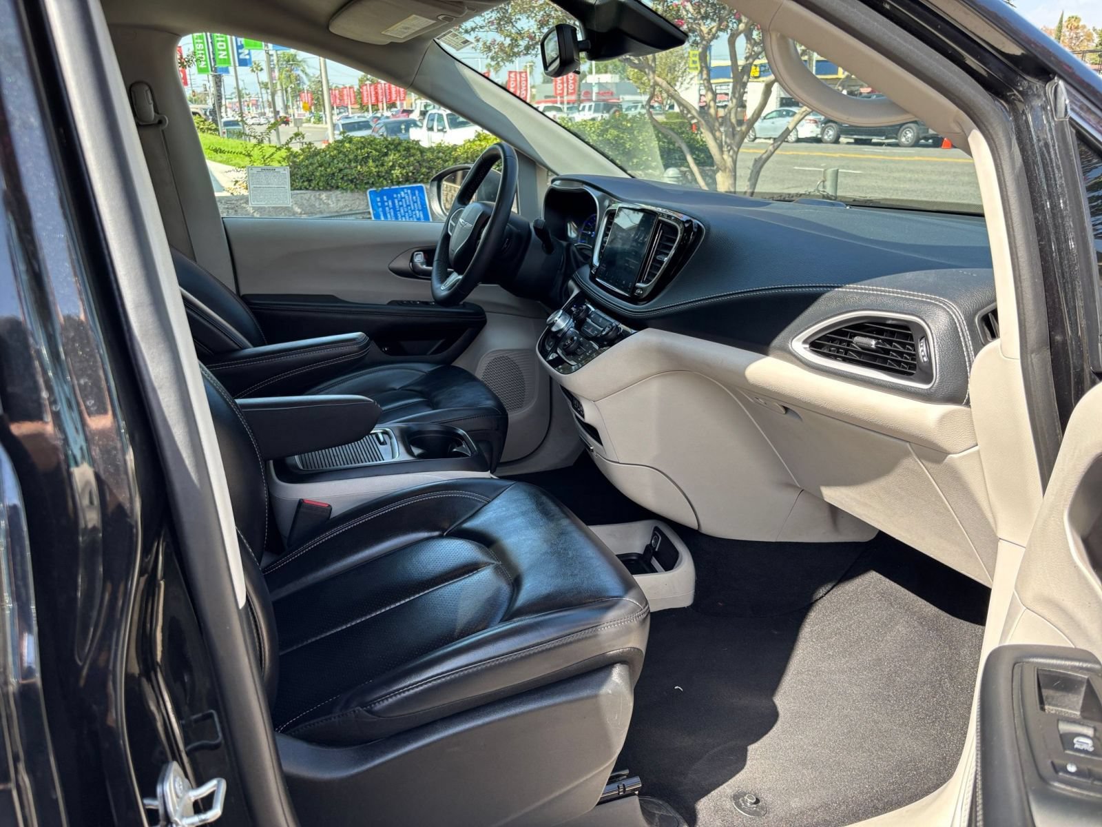 Used 2023 Chrysler Pacifica Touring-L FWD image 38
