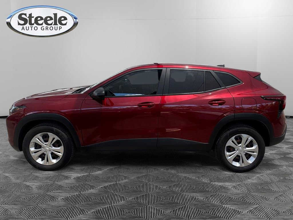 Used 2024 Chevrolet Trax LS FWD image 2
