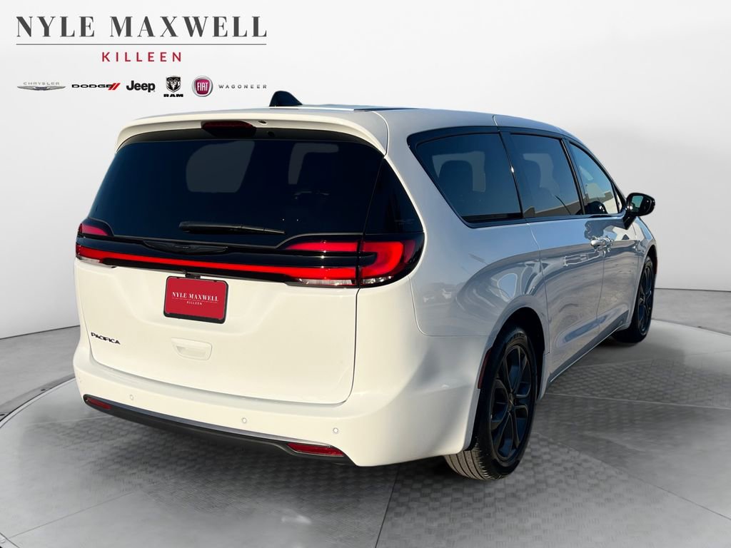 New 2026 Chrysler Pacifica Select image 16
