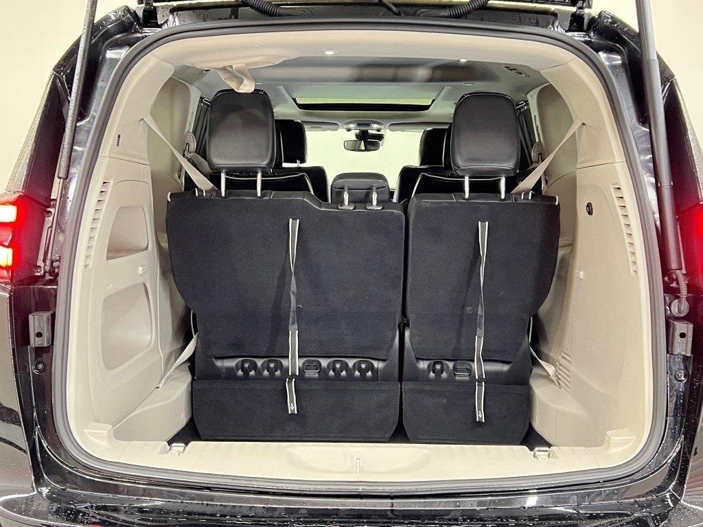 Used 2024 Chrysler Pacifica Limited image 7
