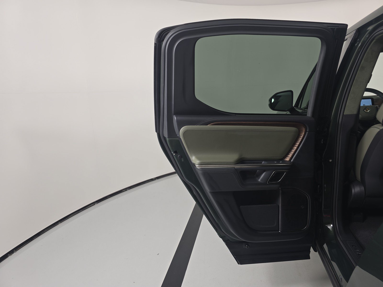 Used 2023 Rivian R1T Adventure AWD/4WD image 17