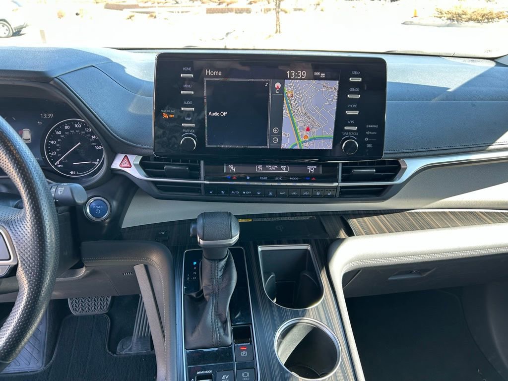 Used 2022 Toyota Sienna Limited image 16