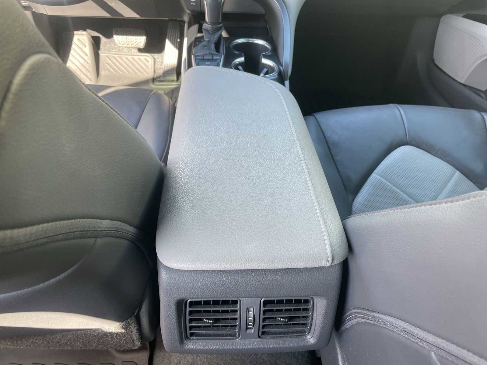 Used 2018 Toyota Camry XLE image 23