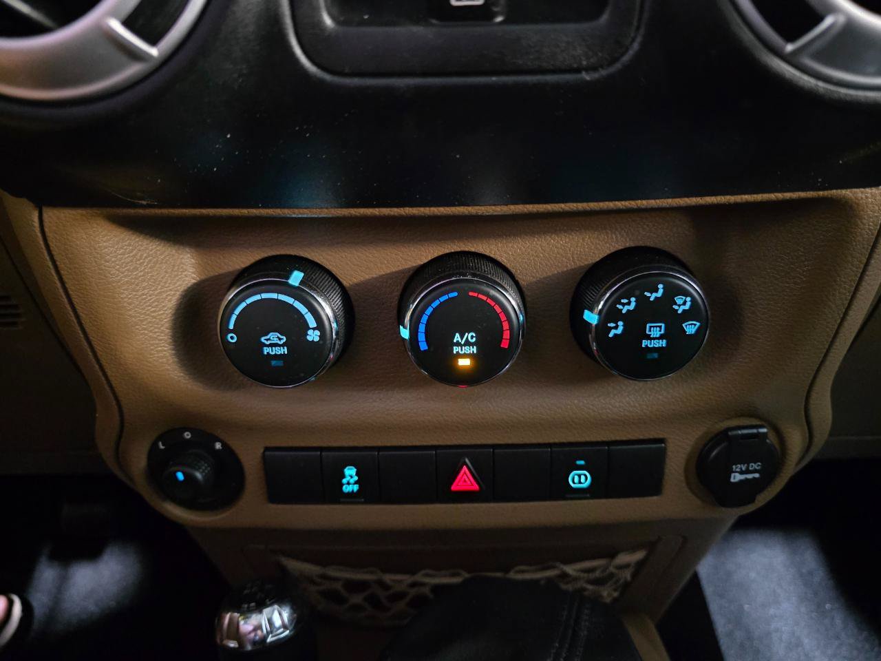 Used 2012 Jeep Wrangler Unlimited Sahara w/ Max Tow Pkg AWD/4WD image 30