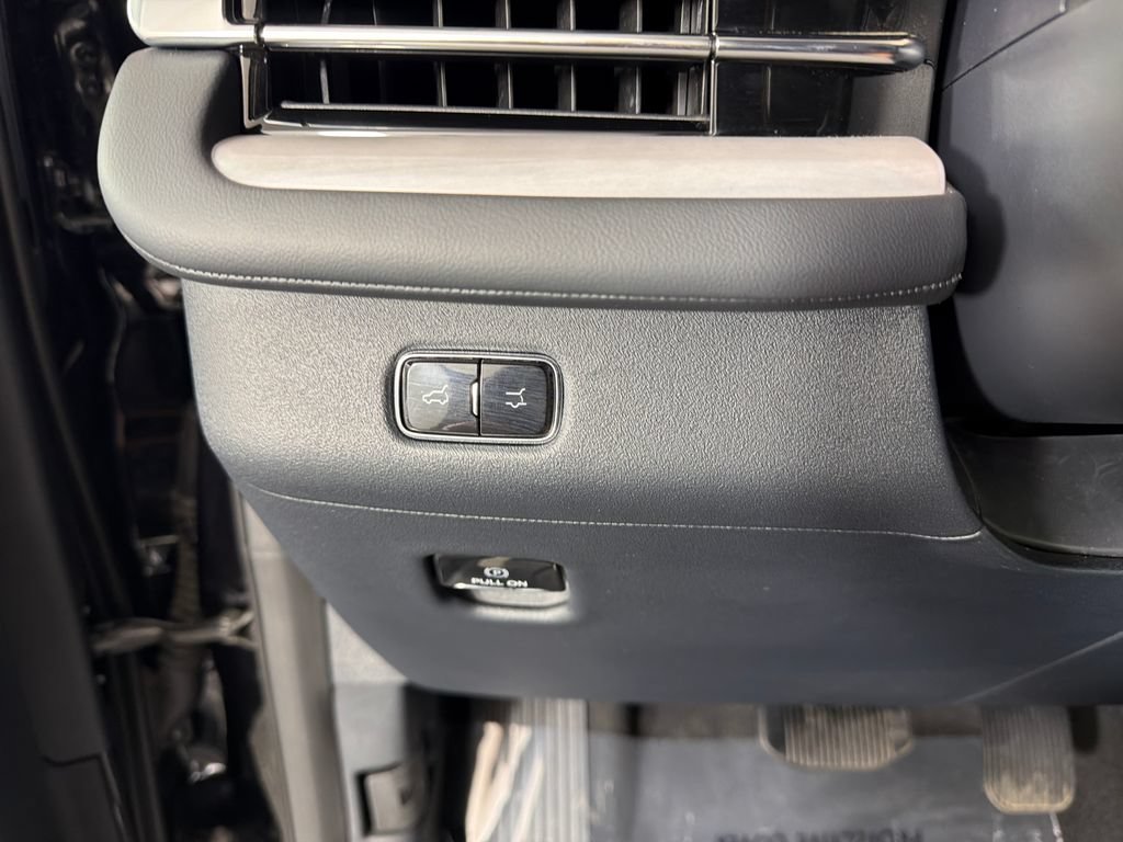 Used 2025 Lincoln Navigator Reserve AWD/4WD image 13