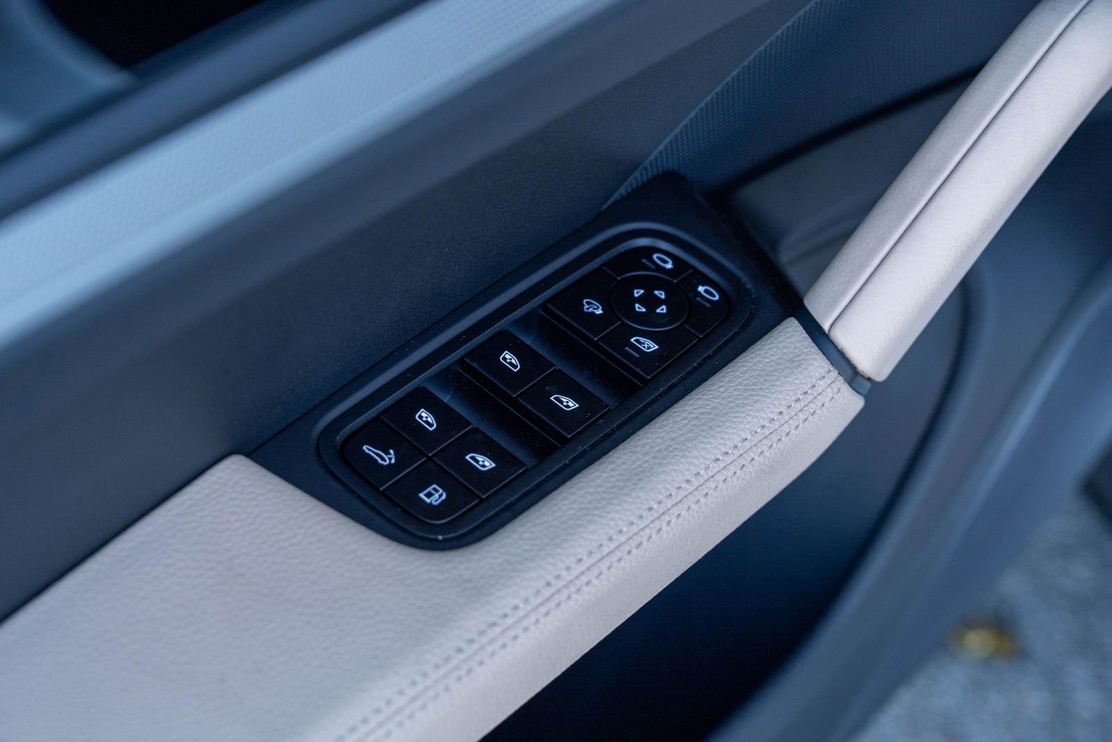 Certified 2025 Porsche Cayenne E-Hybrid w/ Premium Package Plus image 19