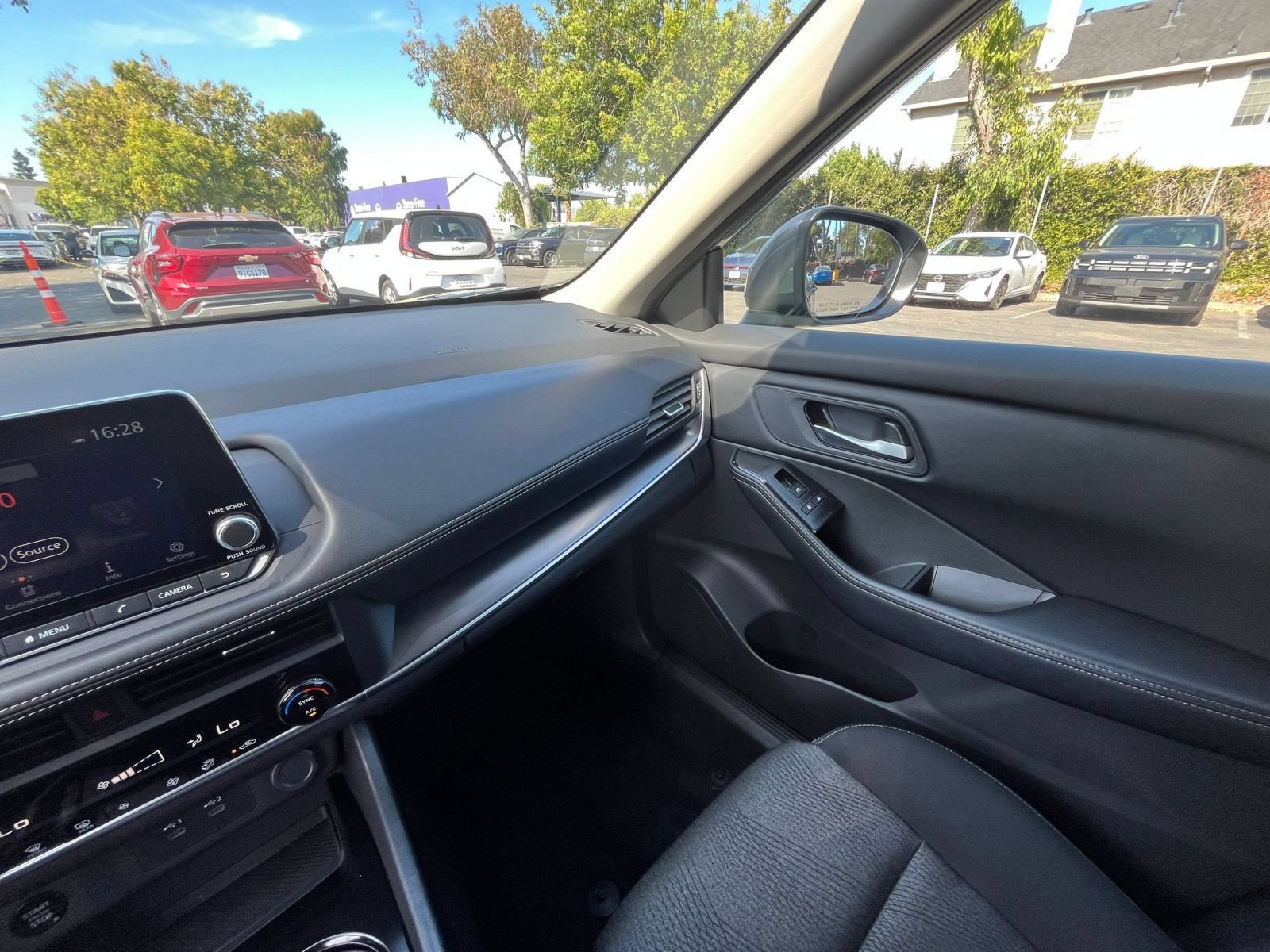 Used 2025 Nissan Rogue SV AWD/4WD image 37