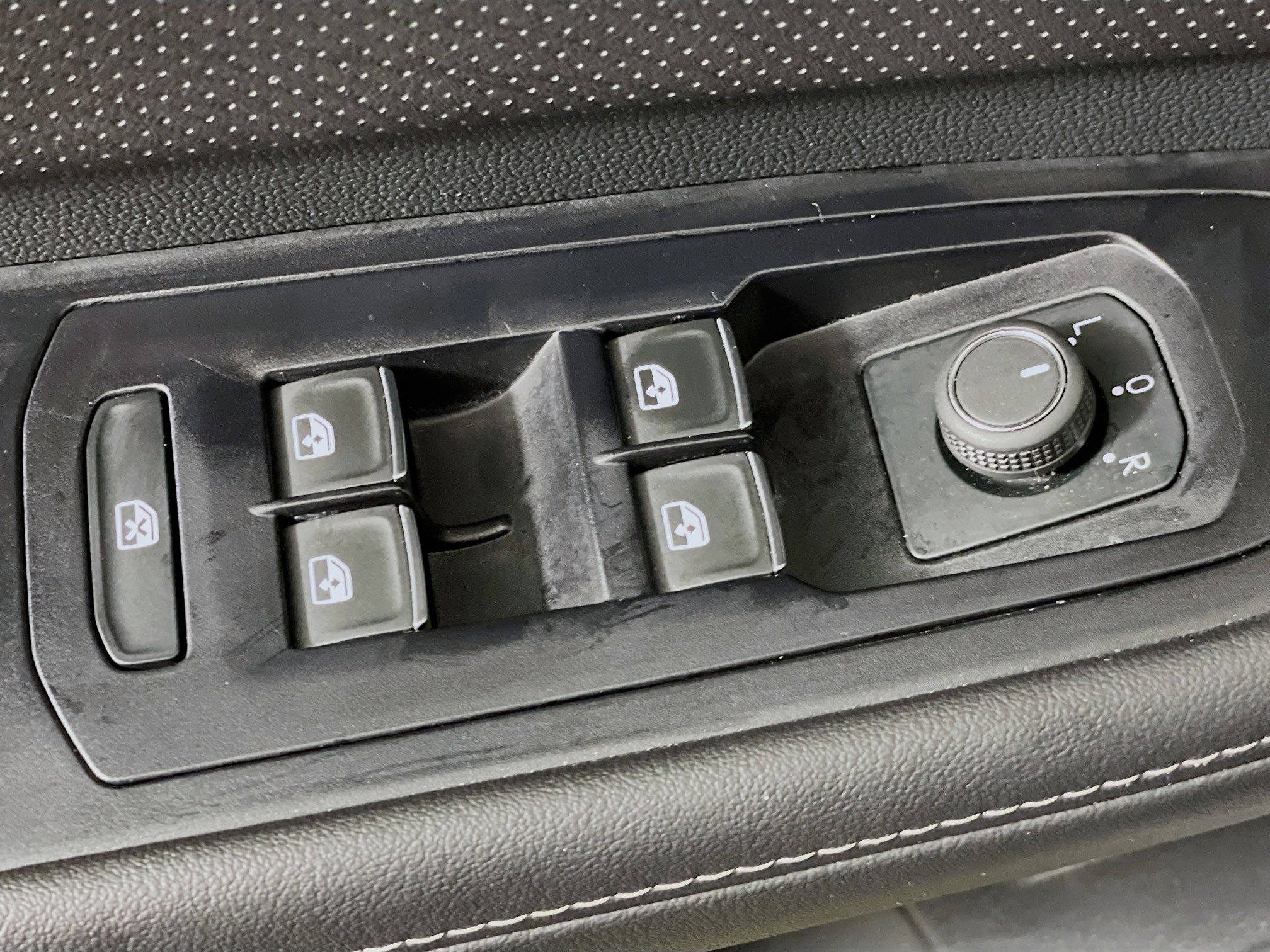 Used 2025 Volkswagen Atlas SE image 15