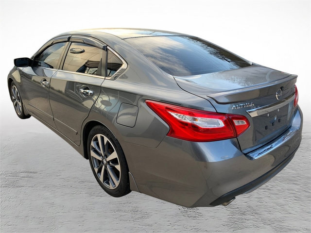 Used 2016 Nissan Altima 2.5 SR w/ LED Appearance Package image 4