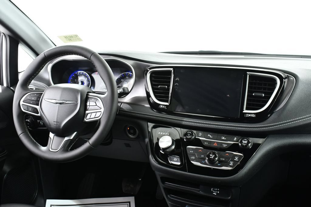 Used 2026 Chrysler Pacifica Select FWD image 9