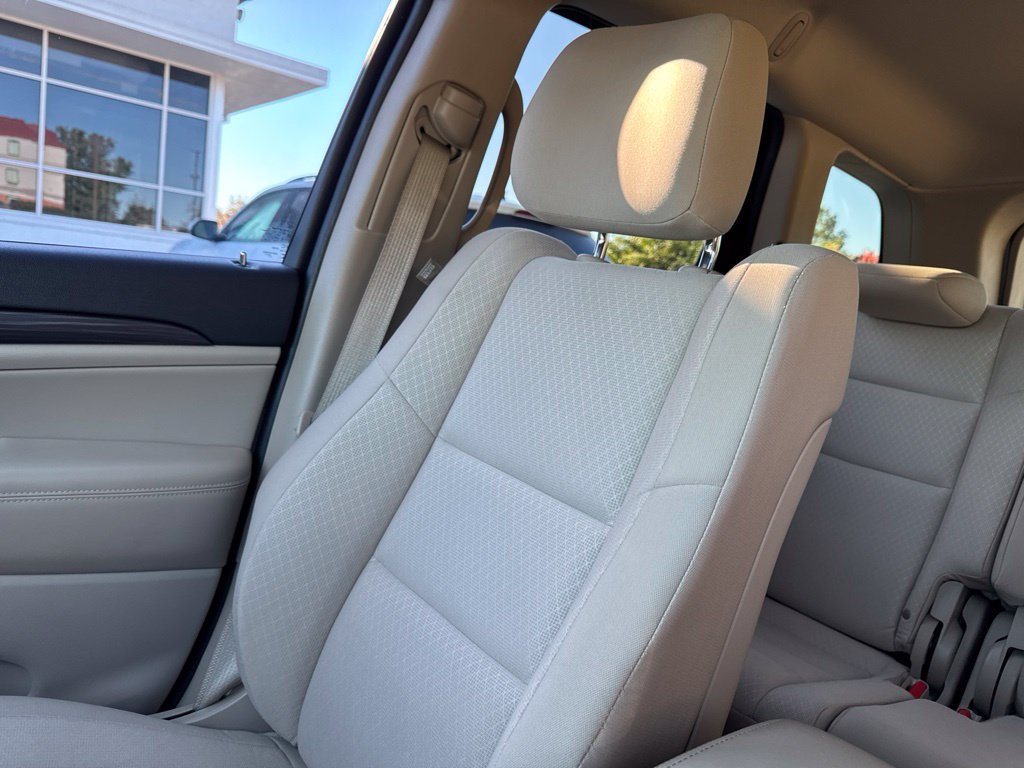 Used 2019 Jeep Grand Cherokee Laredo w/ Security & Convenience Group RWD image 24