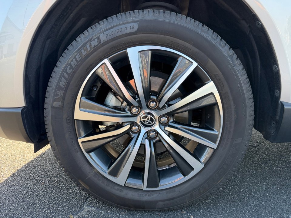 Used 2022 Toyota Venza LE image 31