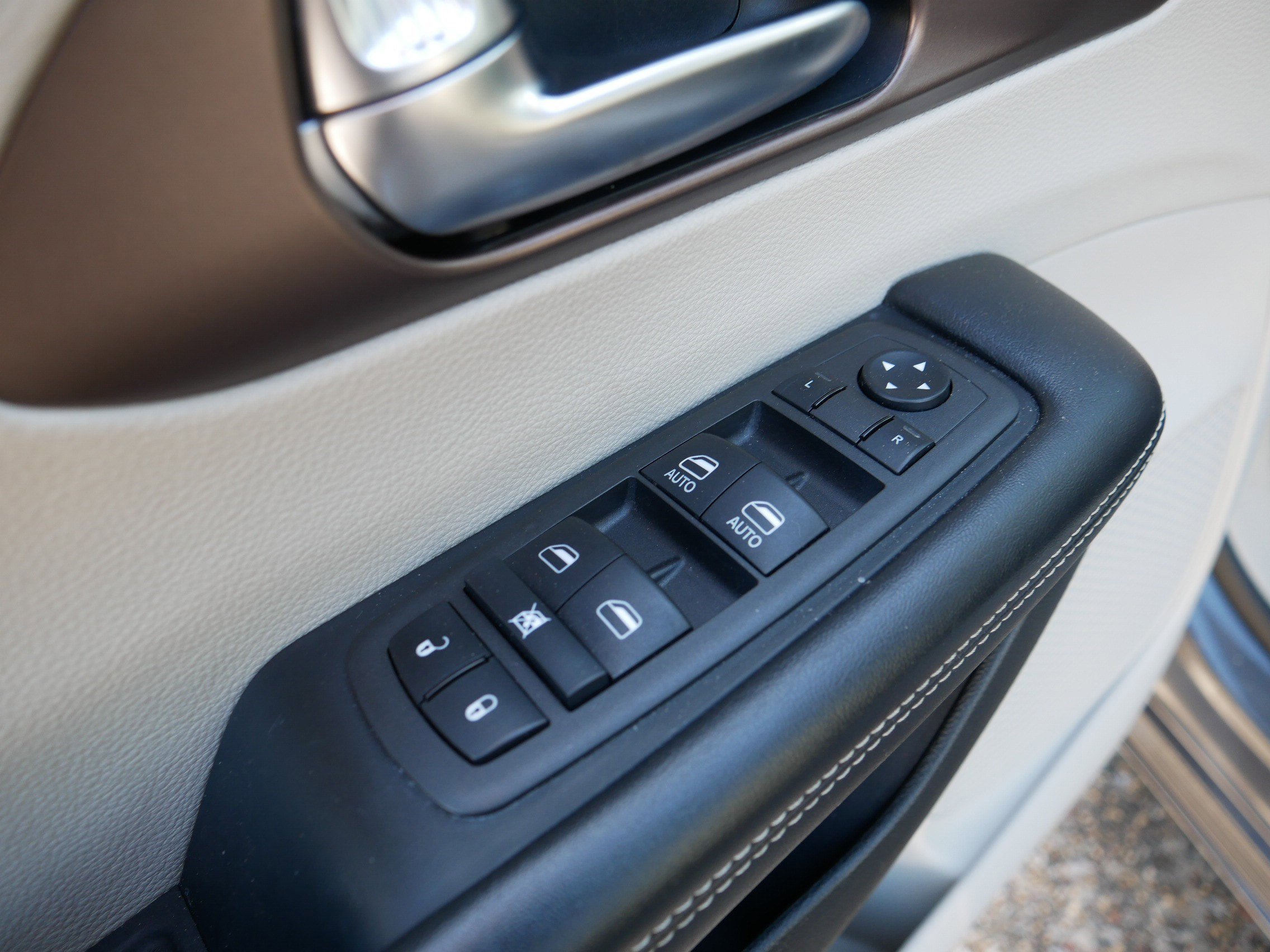 Used 2022 Chrysler Voyager LX image 19