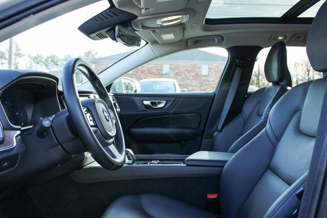 Used 2025 Volvo V60 B5 Cross Country Plus image 13