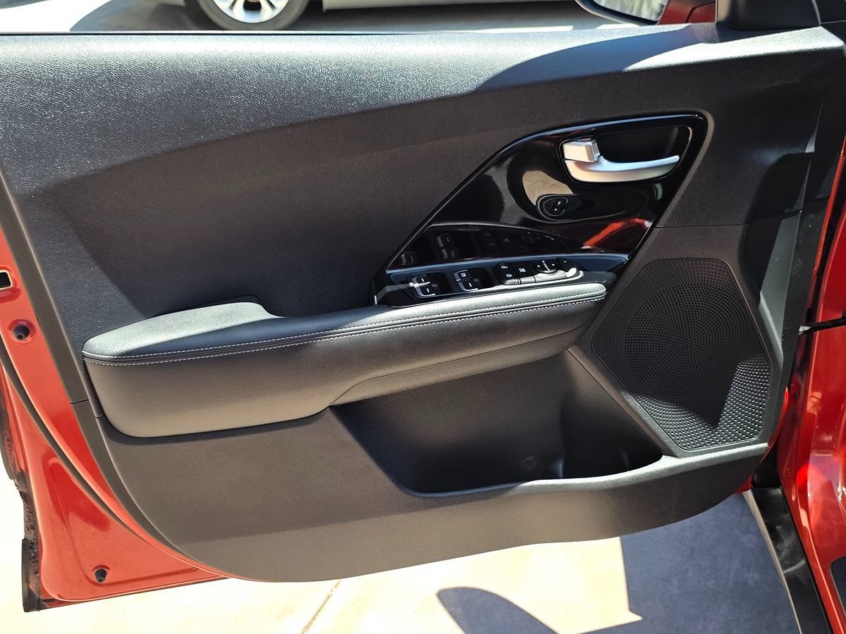 Used 2022 Kia Niro LXS FWD image 22