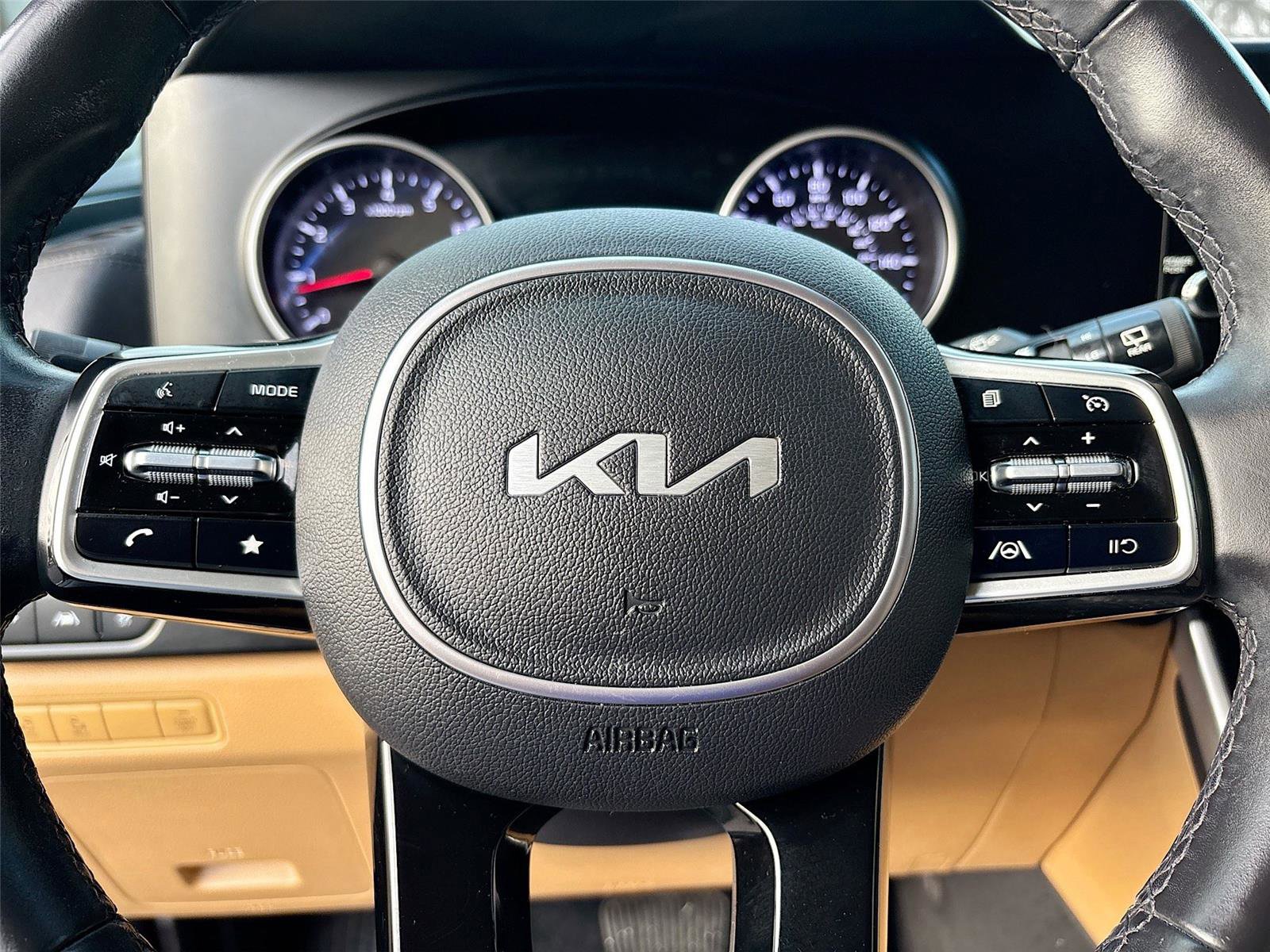 Used 2022 Kia Carnival LX image 12