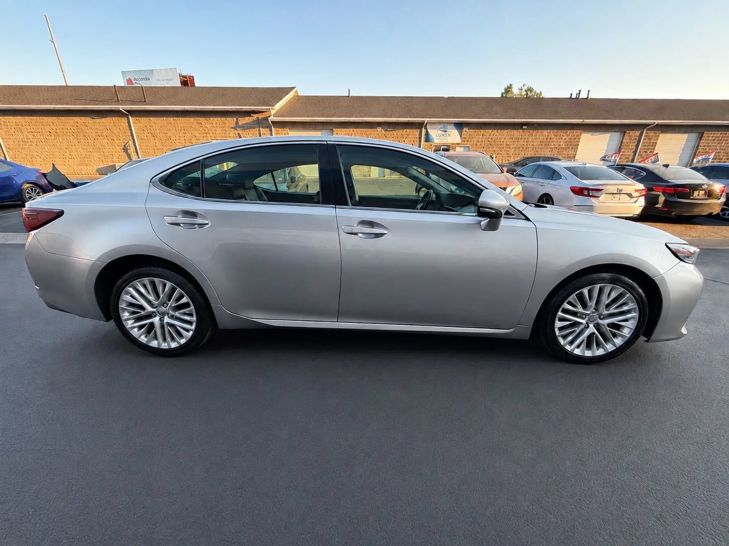 Used 2016 Lexus ES 350 w/ Navigation System Package FWD image 4