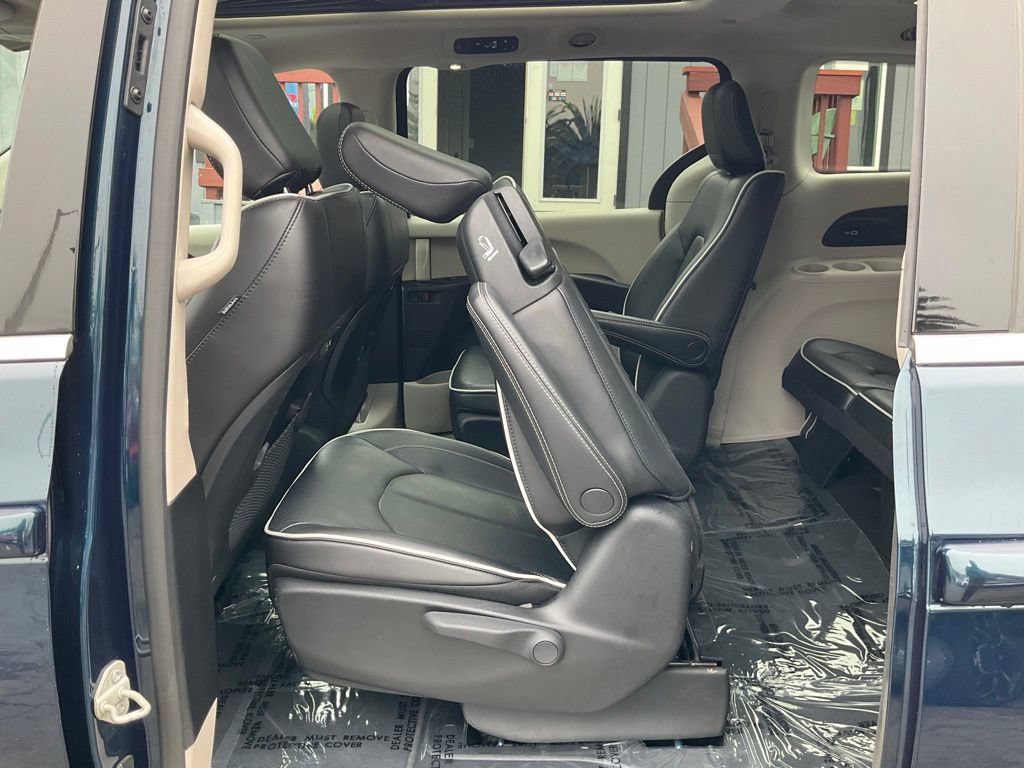 Used 2023 Chrysler Pacifica Limited FWD image 31