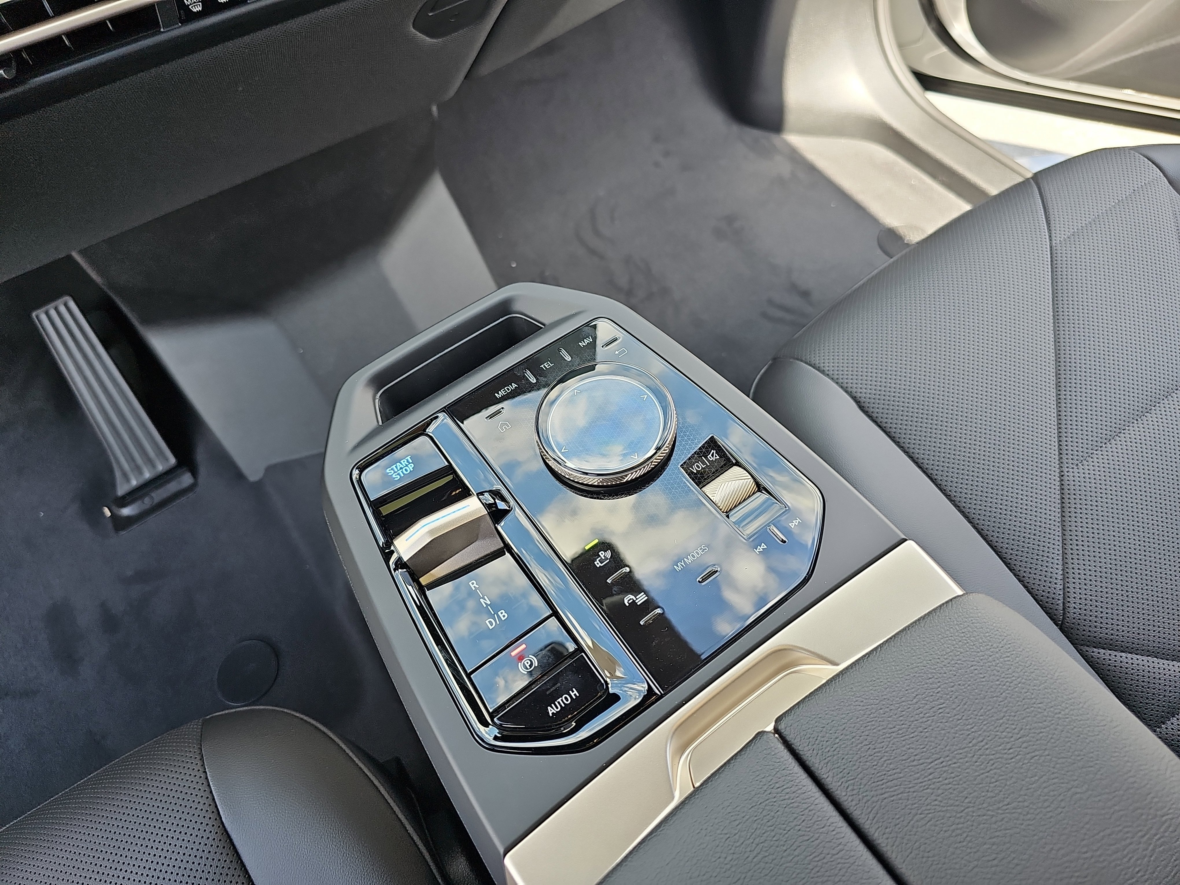 New 2026 BMW iX xDrive60 w/ Premium Package image 25