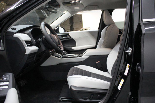 New 2025 Mitsubishi Outlander SE image 6