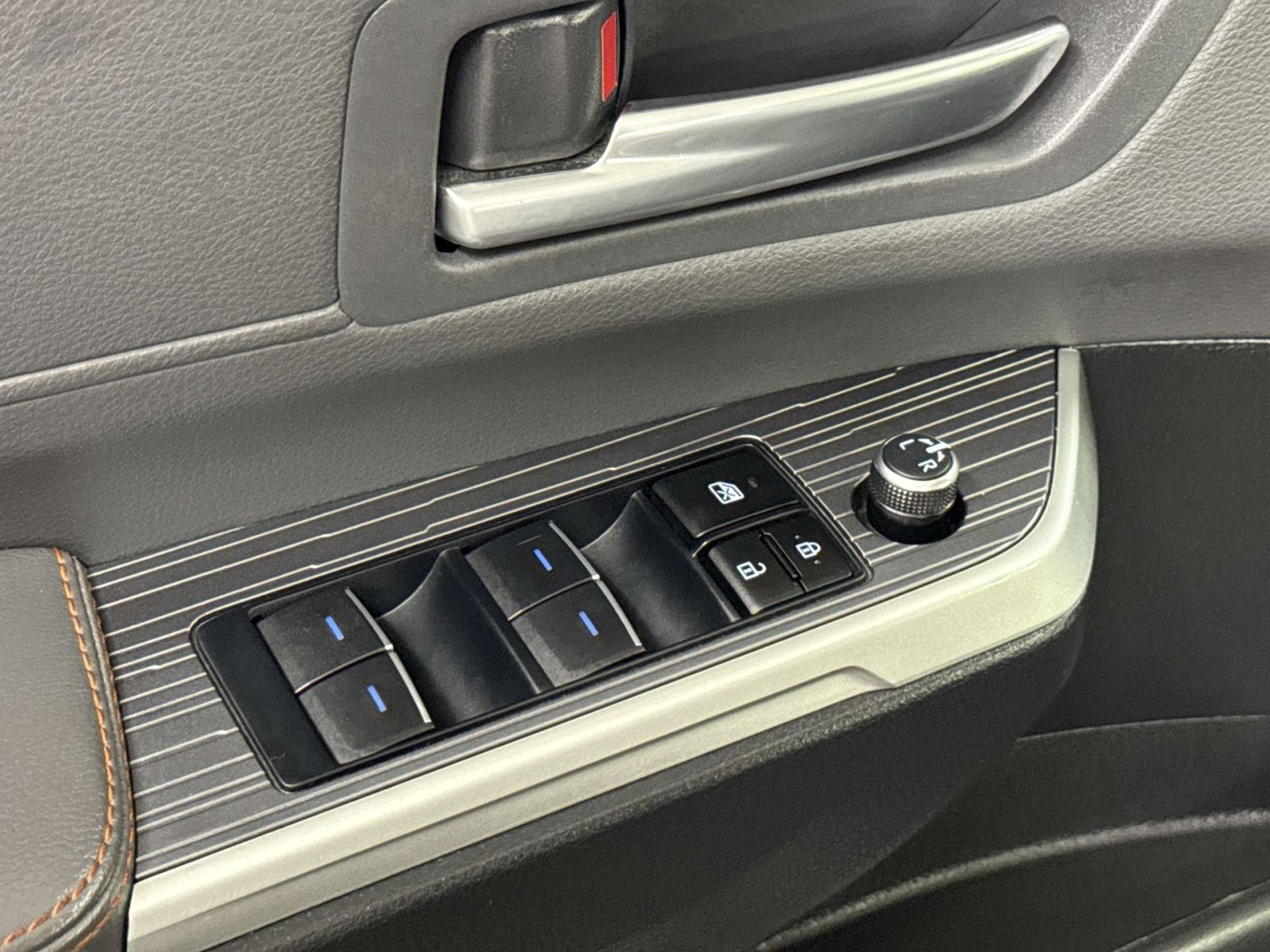 Used 2024 Toyota Sienna XSE w/ XSE Plus Package AWD/4WD image 25