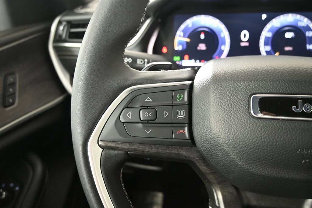 Used 2025 Jeep Grand Cherokee L Limited w/ Black Appearance Package image 36