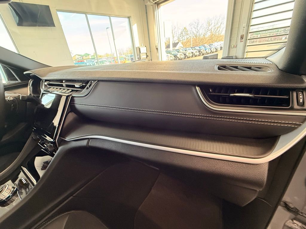 Used 2025 Jeep Grand Cherokee Altitude AWD/4WD image 17